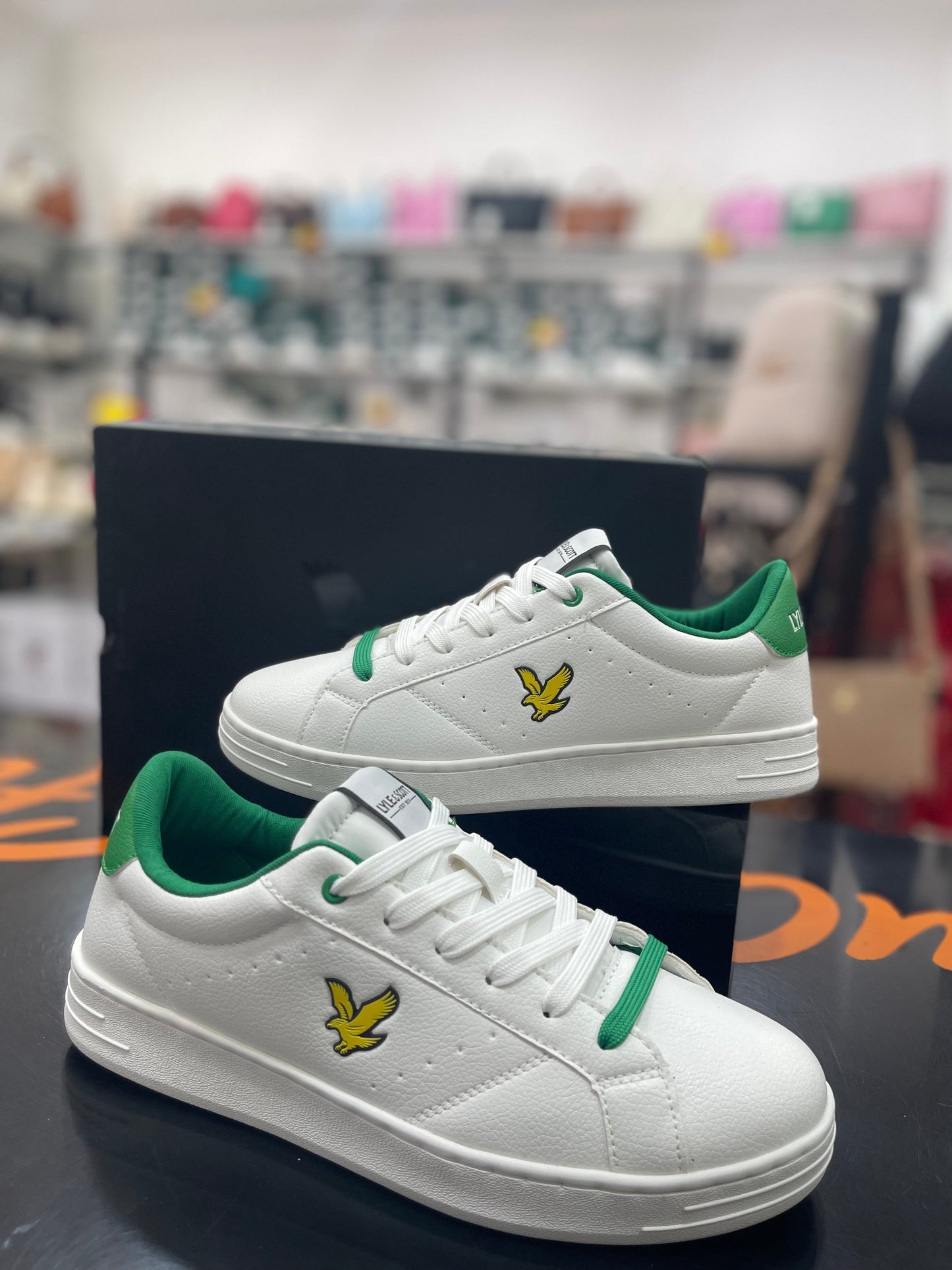 Scarpa bianca/verde KALEB006